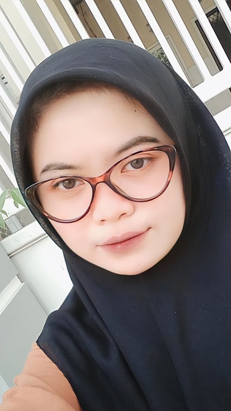 model memakai frame cat eye