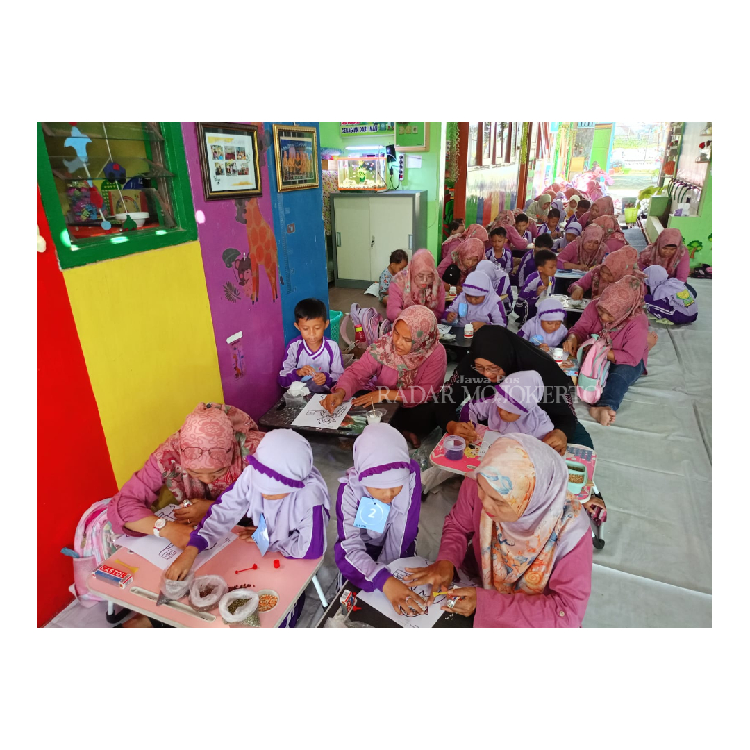 RAMAI: Suasana lomba kolase yang diikuti siswa dan wali murid KB-TK Al Amin dalam kegiatan puncak proyek P5, Jumat (16/2).