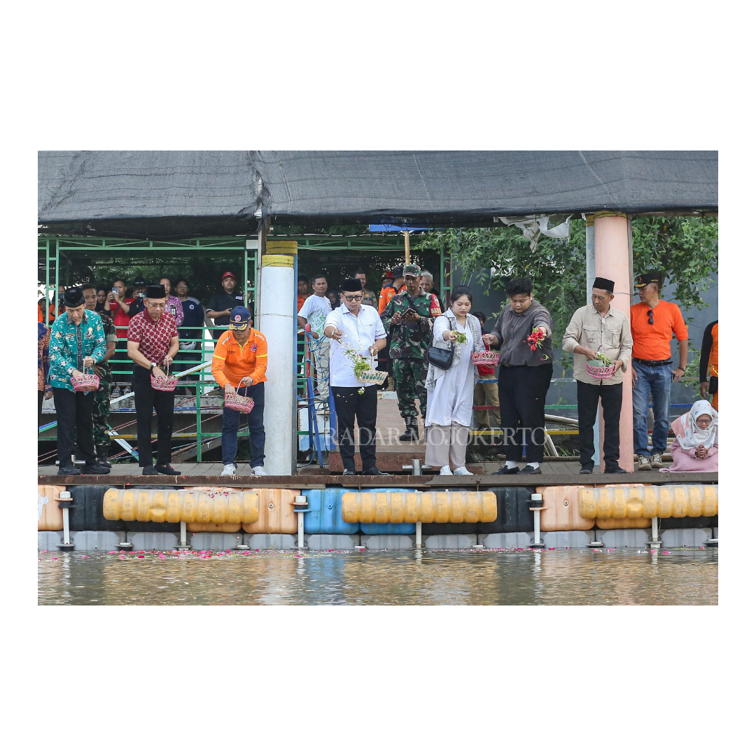 DUKA CITA: Pj Wali Kota Moh. Ali Kuncoro saat melakukan tabur bunga bersama keluarga korban di dermaga Taman Bahari Tlocor, Sidoarjo, sore kemarin (16/2).