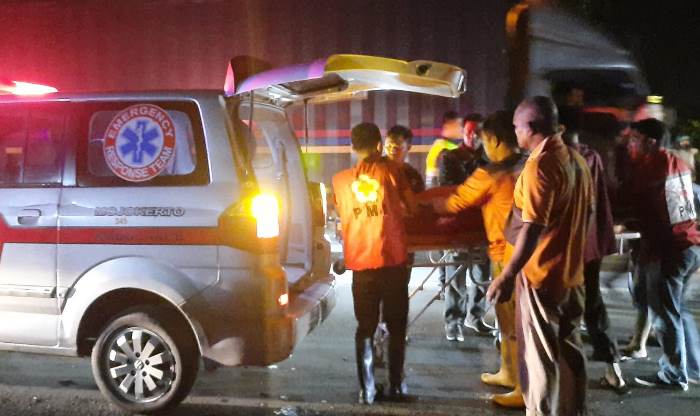 NAHAS: Korban tewas dievakuasi ke RSUD Prof dr Soekandar Mojosari usai terlibat kecelakaan di Jalan Raya Ngranggon, Desa Ngrowo, Kecamatan Bangsal, Jumat (16/2) malam. (foto: Rizal Amrulloh)