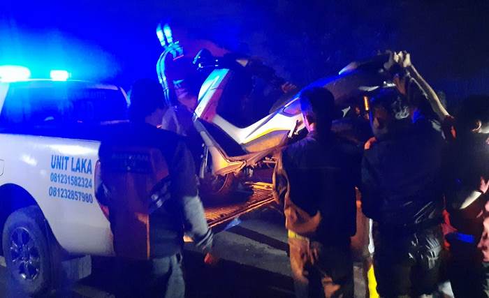 BARANG BUKTI: Motor NMAX yang dikendarai korban diangkut ke Mapolres Mojokerto menggunakan mobil polisi. (foto: Rizal Amrulloh)