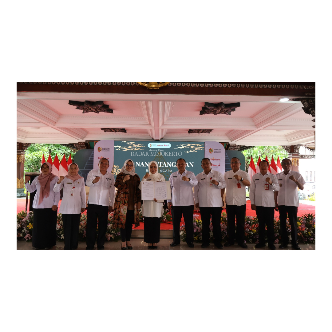 SINERGI: Bupati Mojokerto Ikfina Fahmawati bersama Ketua DPRD Kabupaten Ayni Zuroh (empat dari kiri) dan jajaran OPD Pemkab Mojokerto selepas forum konsultasi publik tentang Rencana Awal (Ranwal)
