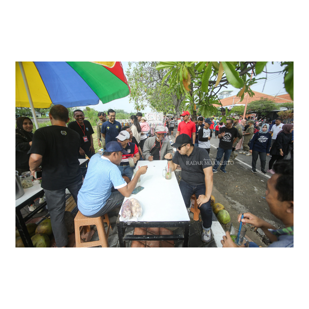 PERDANA: Pj Wali Kota Mojokerto Moh. Ali Kuncoro saat menyapa pedagang yang membuka lapak pada kegiatan BenHitz Vaganza atau dikenal CFD Benpas, Minggu (1/2) pagi.