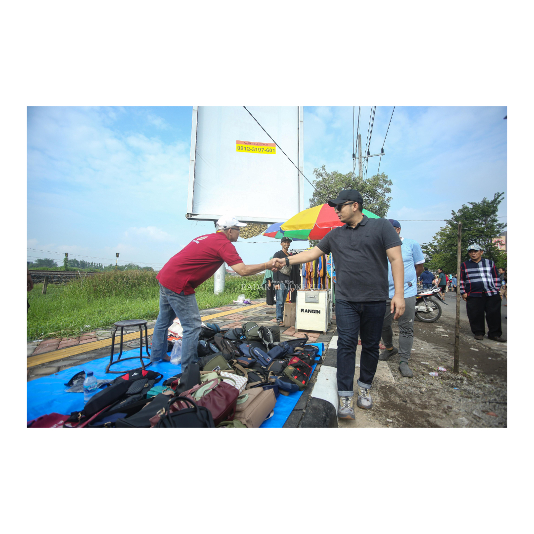 PERDANA: Pj Wali Kota Mojokerto Moh. Ali Kuncoro saat menyapa pedagang yang membuka lapak pada kegiatan BenHitz Vaganza atau dikenal CFD Benpas, Minggu (1/2) pagi.
