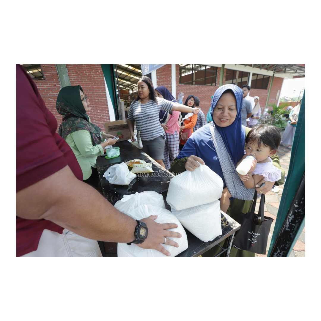 PASAR MURAH: Warga antre membeli sembako murah di Pasar Rakyat Ketidur, Kota Mojokerto, Jumat kemarin. Pemkot Mojokerto akan memperluas operasi pasar seiring masih mahalnya harga beras.
