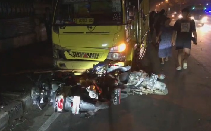 RINGSEK: Sejumlah motor pengunjung angkringan di sekitar Stadion Gajah Mada Mojosari disasak truk bermuatan gabah, Senin (19/2) dini hari.