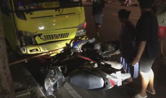 DIAMANKAN: Warga melihat kondisi beberapa motor pengunjung angkringan yang disambar truk.