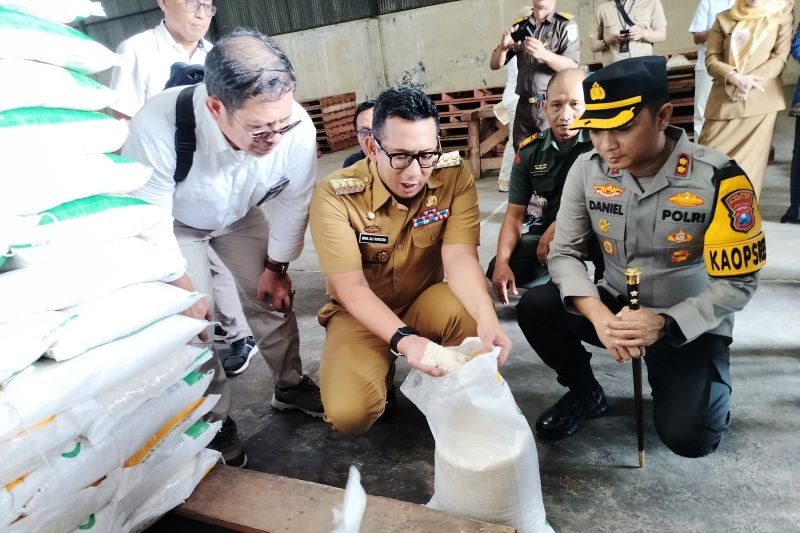 Pj Wali Kota Mojokerto Ali Kuncoro saat meninjau pasokan beras di Gudang Bulog Cabang Mojokerto, Senin (19/2/2024)