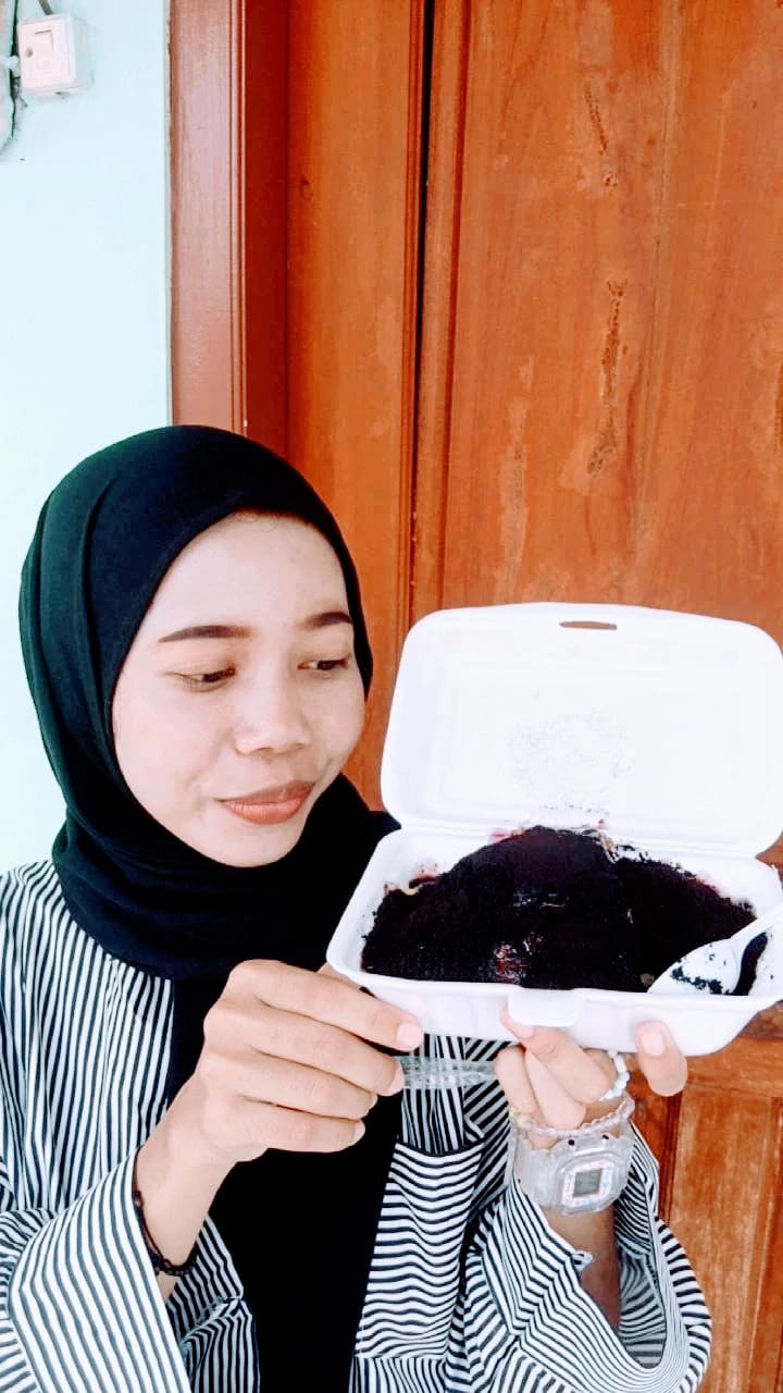 KUDAPAN MANIS: Kue cetak dengan berbagai topping ini tampak lezat dengan stan yang menarik perhatian di Jalan Raden Wijaya Banjaragung, Kecamatan Puri, Kabupaten Mojokerto, Senin (19/2/2024)