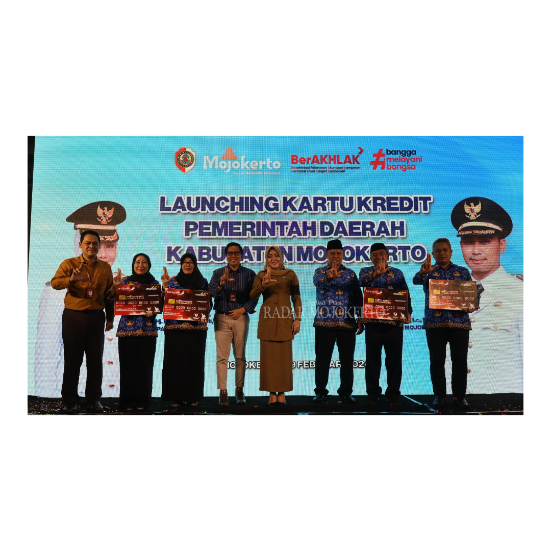 PILOT PROJECT: Bupati Mojokerto Ikfina Fahmawati menyerahkan KKPD kepada lima kepala OPD yang menjadi pilot project penerapan di lingkungan pemkab.