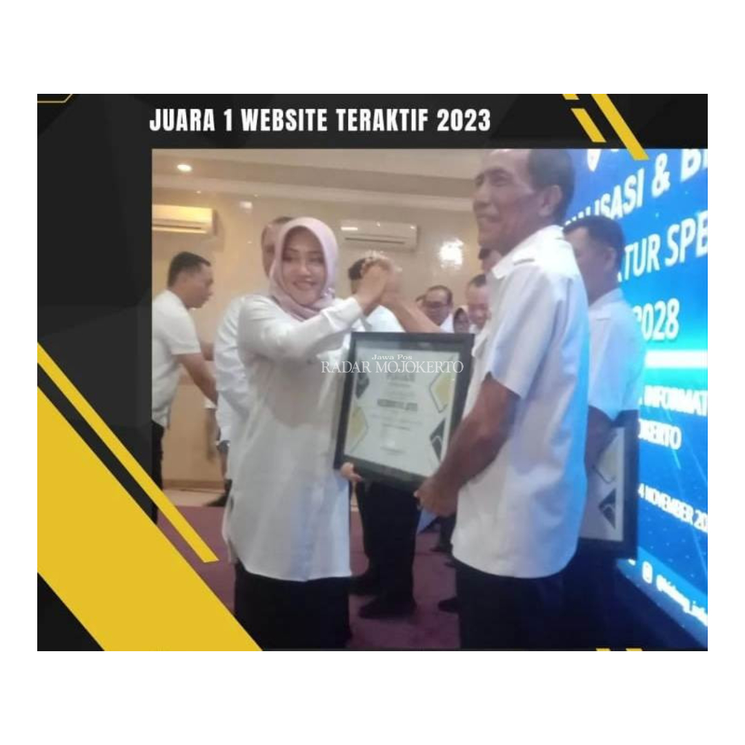 MEMBANGGAKAN: Bupati Ikfina Fahmawati menyerahkan pengharagaan kepada Camat Jetis Madya Andriyanto menjadi OPD terbaik ke-1 dalam melaksanakan sistem pemerintahan berbasis elektronik, kategori Website
