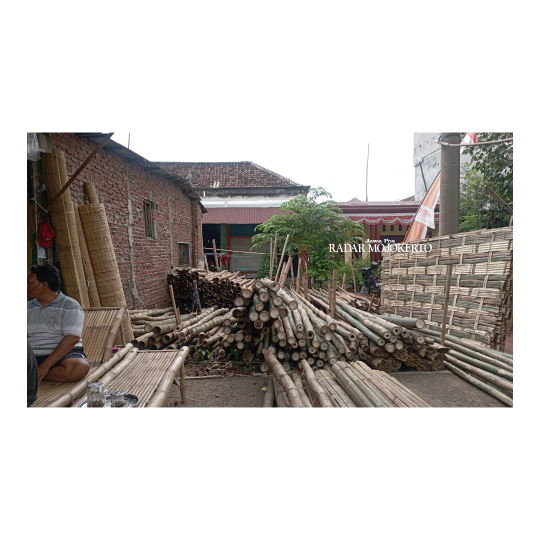 LESU: Lokasi penjualan bambu di Jalan Residen Ramuji Kota Mojokerto.