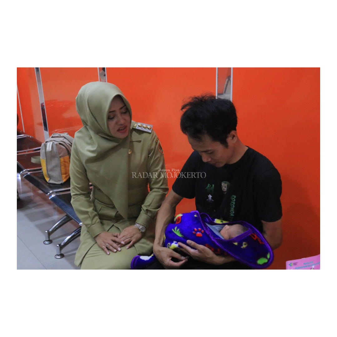 TESTIMONI: Bupati Ikfina Fahmawati menilik kondisi salah satu pasien yang menggunakan aplikasi Siap Ramah.