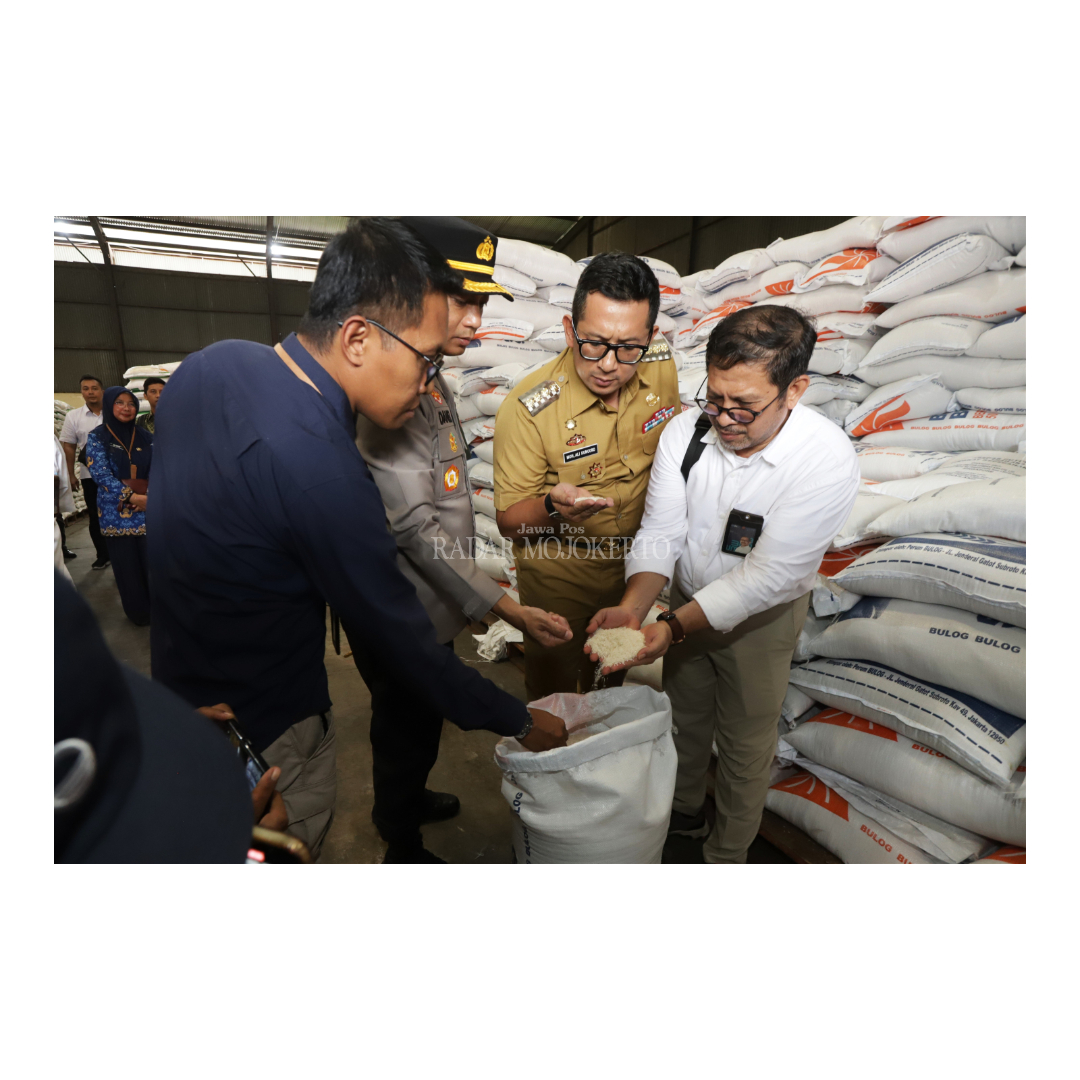SIDAK STOK: Pj Wali Kota Mojokerto Moh. Ali Kuncoro dan Kapolres Mojokerto Kota AKBP Daniel S. Marunduri saat meninjau ketersediaan beras di gudang Bulog Cabang Surabaya Selatan, Senin (19/2).