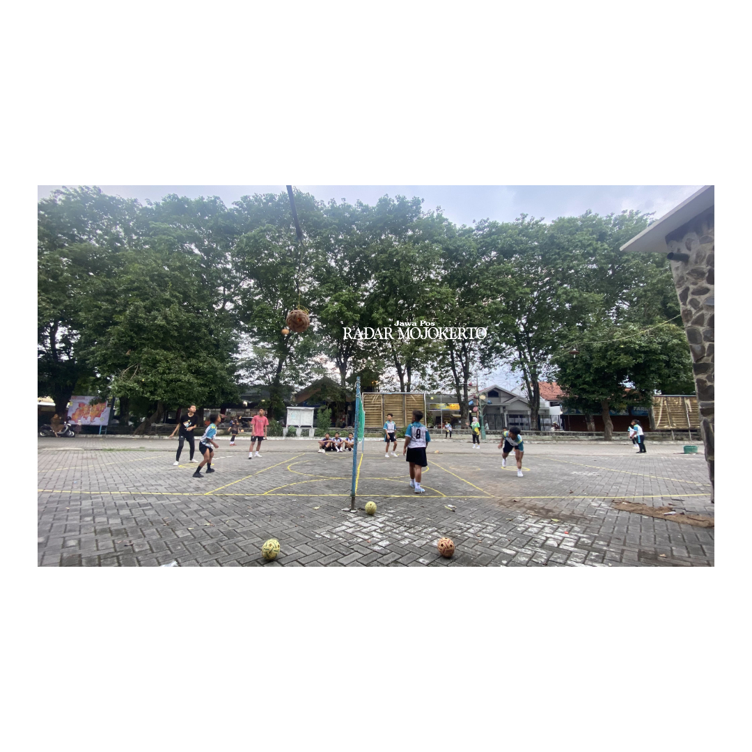 POTENSIAL: Atlet muda sepak takraw binaan PSTI Kota Mojokerto menjalani latihan rutin di halaman GOR Indoor, kemarin.