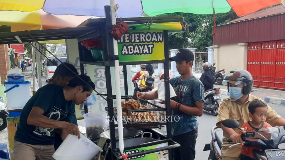 GURIH: Penjual Sate Jeroan Abayat sedang melayani pesanan di Jalan KH. Wachid Hasyim, Kota Mojokerto, sebelah masjid dan Ponpes Sabilul Muttaqin, Selasa (20/2) siang.