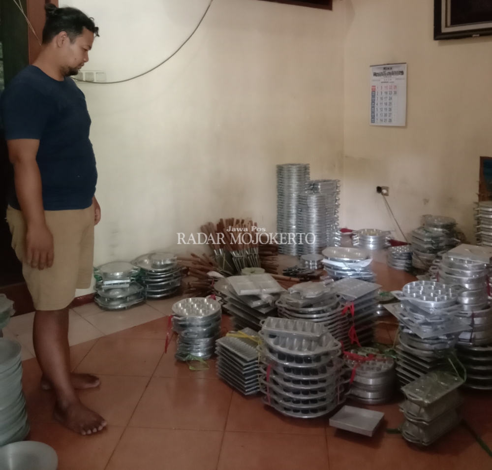PRODUK KHAS: Galih, pemilik usaha cetakan kue menunjukkan produknya di Jalan Pulorejo No 2 RT 2/RW2, Kelurahan Pulorejo, Kecamatan Prajuritkulon, Kota Mojokerto, Selasa (20/2/2024).