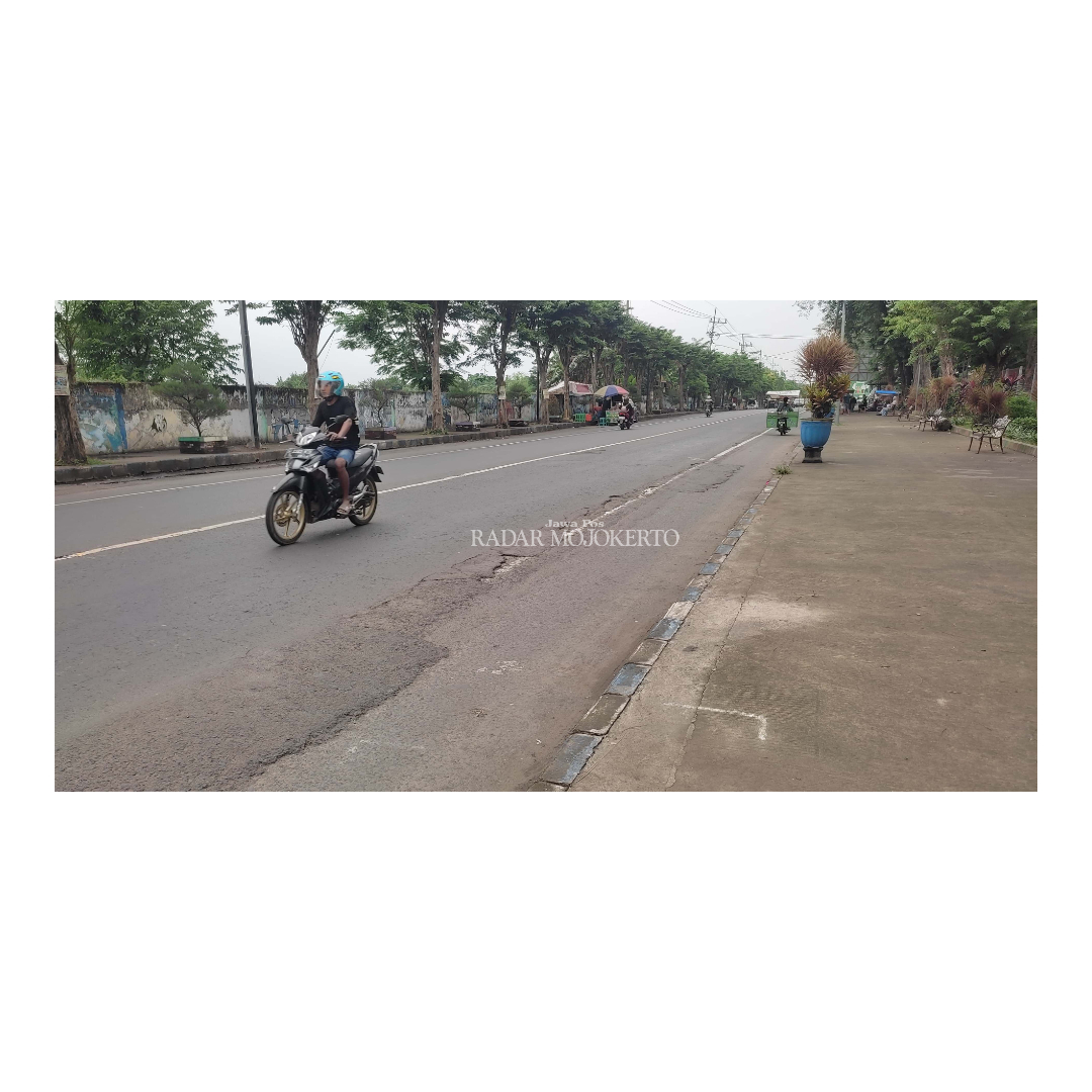 DILARANG PARKIR: Kendaraan dilarang parkir di bahu Jalan Gajah Mada, Kecamatan Mojosari, yang merupakan jalan nasional.