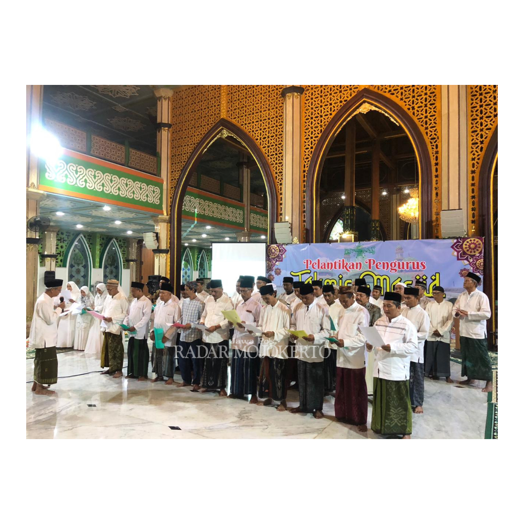 BERGANTI: Ketua Yayasan Masjid Agung Al Fattah Sudarno melantik kepengurusan takmir baru yang dinakhodai Gus Qodri, Selasa (20/2).