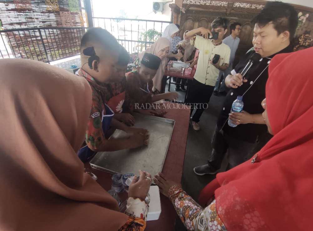 KREATIF: Chef Ferry yang juga owner Olivia Bakery memandu siswa SLB belajar membuat pizza dalam acara Olivia Bakery Course di Angkringan Akang, Jalan Letkol Sumarjo, Kota Mojokerto, Kamis (22/2/2024).