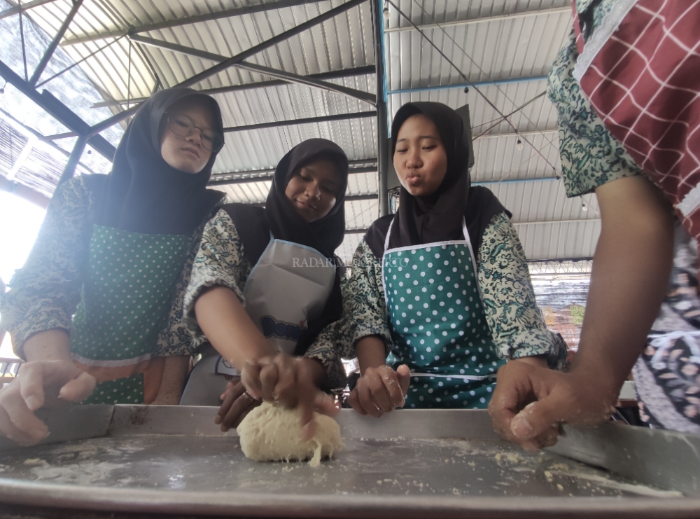 CERIA: Sejumlah siswa berkebutuhan khusus tampak antusias mengikuti pelatihan pembuatan pizza dalam Olivia Bakery Course di Angkringan Akang Jalan Letkol Sumarjo, Kota Mojokerto, Kamis (22/2/2024).