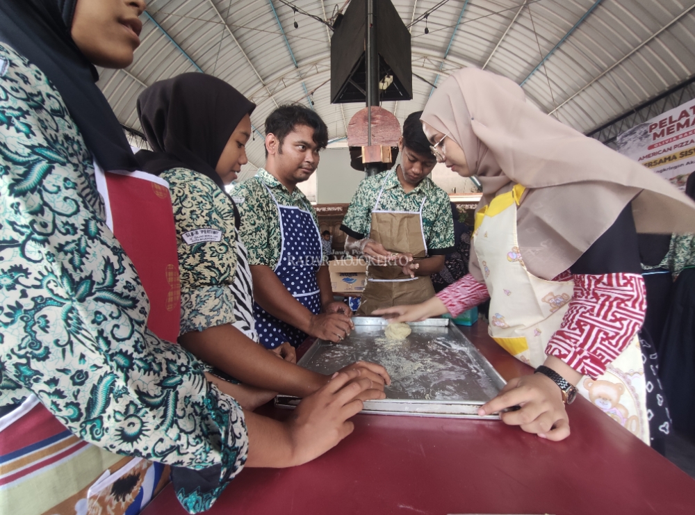 TELATEN: Setiap kelompok siswa SLB dalam Olivia Bakery Course didampingi seorang instruktur.