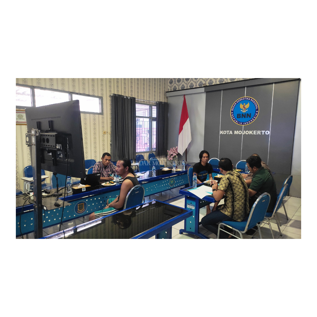 DIPERIKSA: Para pelaku penyalahgunaan narkoba yang terjaring razia di wilayah perbatasan Mojokerto-Pasuruan diasesmen di Kantor BNN Kota Mojokerto, Kamis (22/2).
