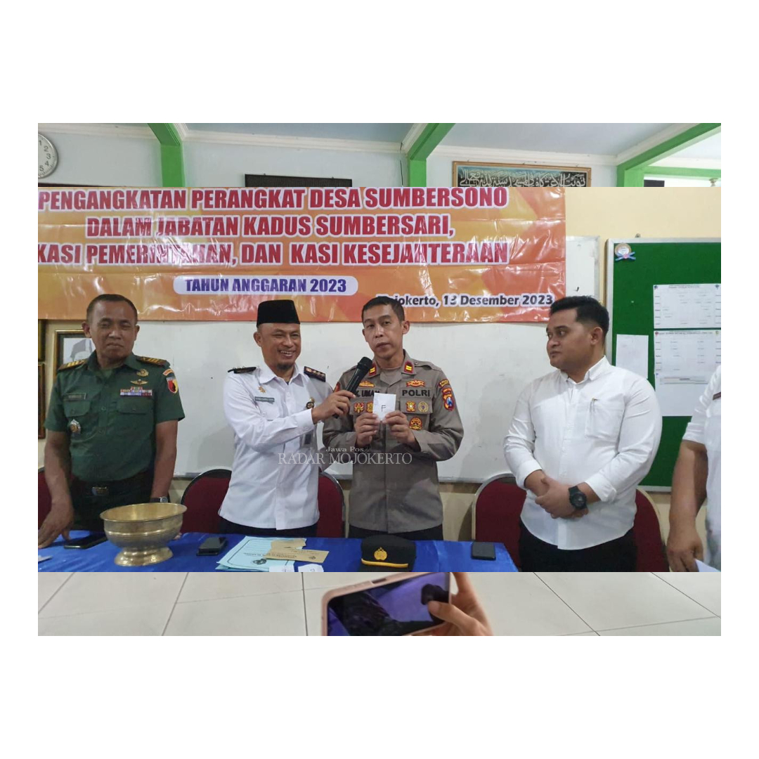 DIGITALISASI: Camat Akhmad Samsul Bakri saat menghadiri pelaksanaan tes seleksi perangkat Desa Sumbersono dengan menerapkan inovasi Super Deel.