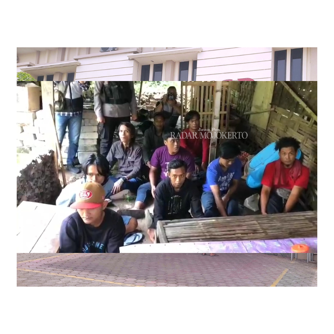 DIGELANDANG: Para pengguna maupun pengedar narkoba yang terjaring razia di Dusun/Desa Kunjorowesi, Kecamatan Ngoro, Rabu (21/2), digelandang petugas ke Mapolres menggunakan truk.
