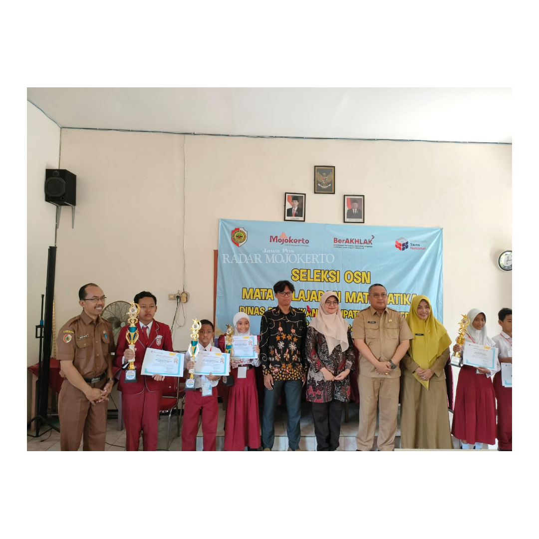 UNGGUL: Siswa SDN Mlaten mendapatkan piala juara pertama olimpiade mapel Matematika dalam ajang OSN Kabupaten Mojokerto.