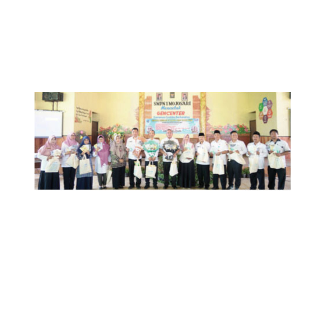APRESIASI: Kepala SMPN 1 Mojosari Satsuana Jatiningtyas bersama peserta seminar.