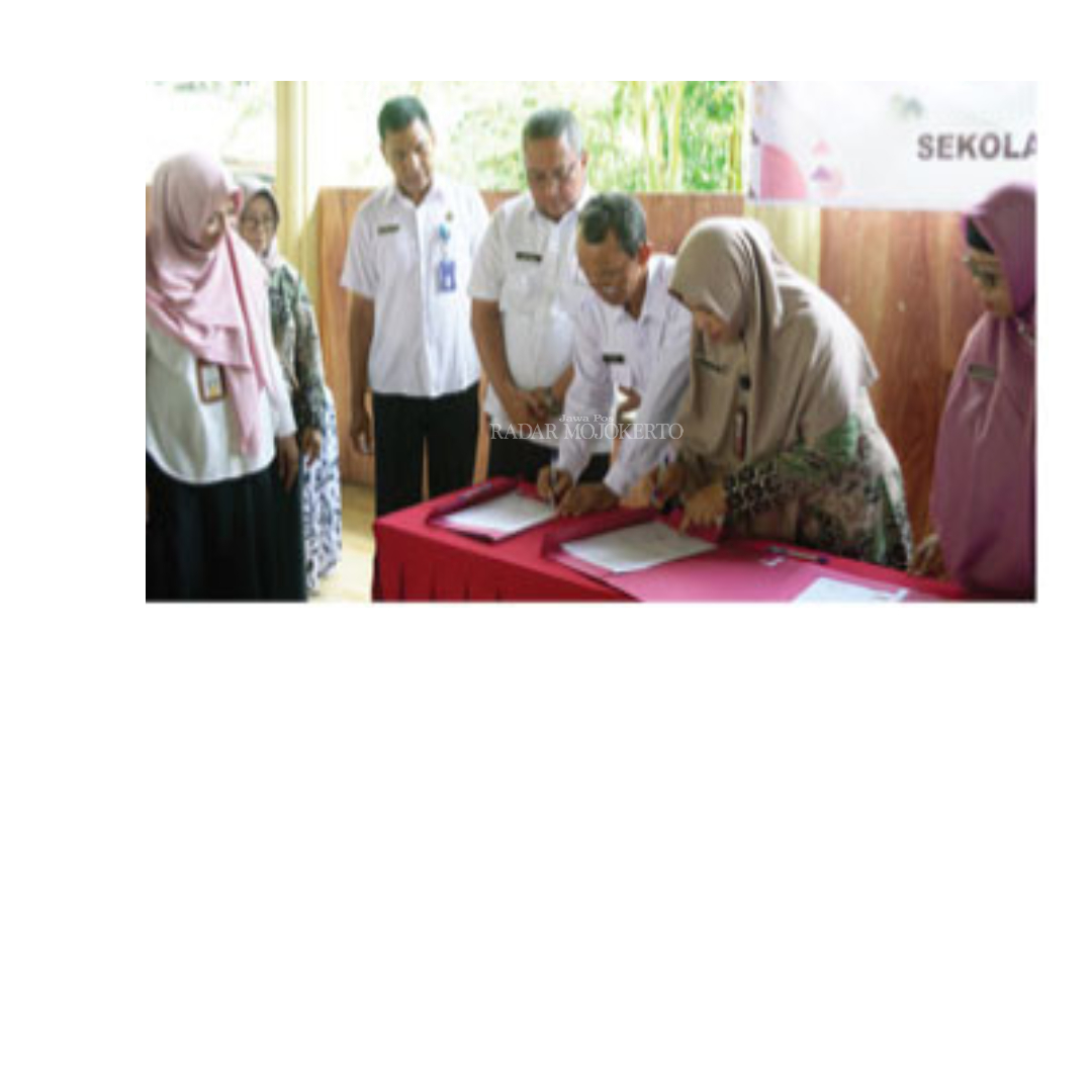 MITRA:  Kepala SMPN 1 Mojosari Satsuana Jatiningtyas dan Kepala DLH Kabupaten Mojokerto Zaqqi menandatangani MoU.