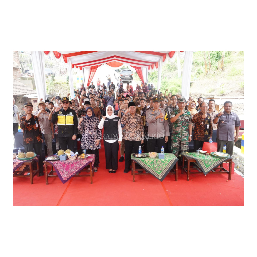 KOMPAK: Bupati Ikfina Fahmawati melakukan peresmian jembatan penghubung antardesa dan penyerahan SPPT PBB P2 buku I, II, III Desa Sugeng tahun 2024 bersama sejumlah kepala OPD, Forkopimca Trawas, Cama