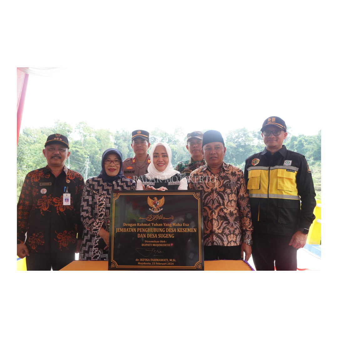 BERMANFAAT: Bupati Ikfina Fahmawati didampingi Kepala Bapenda Mardiasih dan Kepala Dinas PUPR, Rinaldi Rizal resmikan jembatan penghubung antardesa di Desa Sugeng, Kecamatan Trawas, Jumat (23/2).