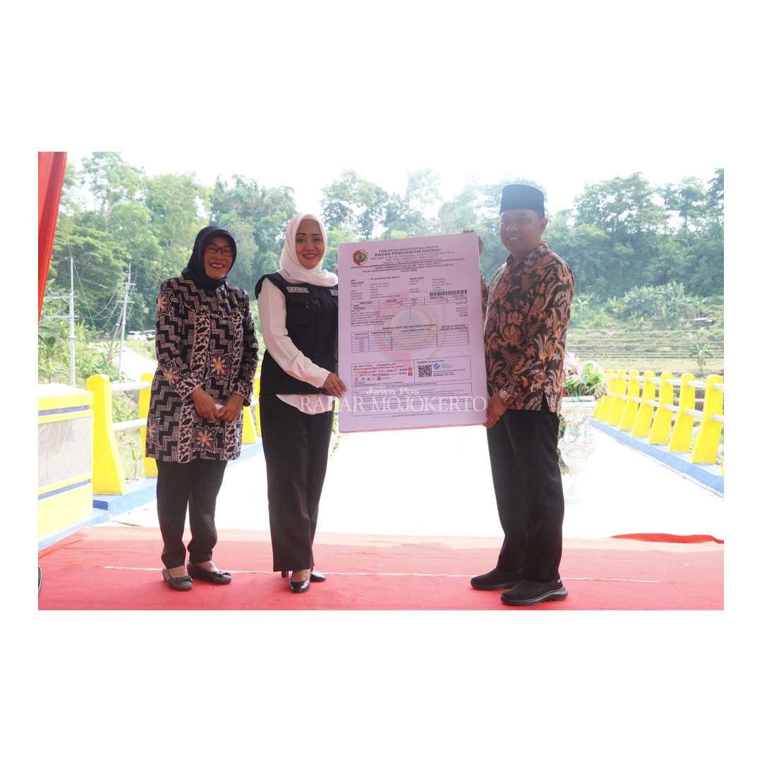 AJAK TERTIB PAJAK: Bupati Ikfina Fahmawati didampingi Kepala Bapenda Mardiasih menyerahkan simbolis SPPT PBB P2 buku I, II, III Desa Sugeng 2024., Jumat (23/2).