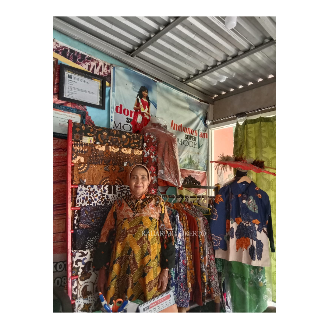 Sudarsi, salah satu perajin batik di Kota Mojokerto.