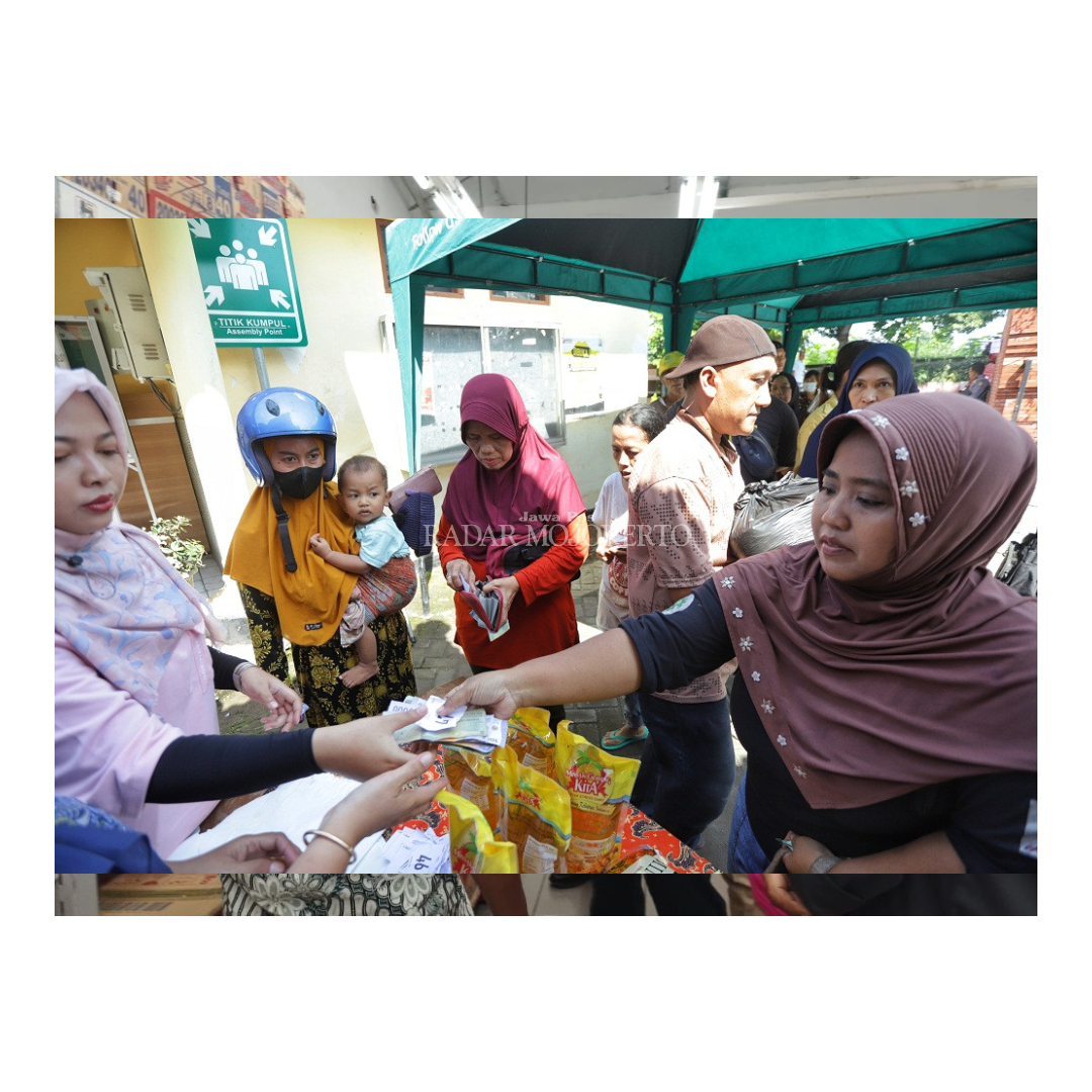 ANTUSIAS: Warga saat mengantre di lokasi pasar murah yang digelar di kantor Kelurahan Magersari, Jalan Hayam Wuruk, Kota Mojokerto, Rabu (21/2).