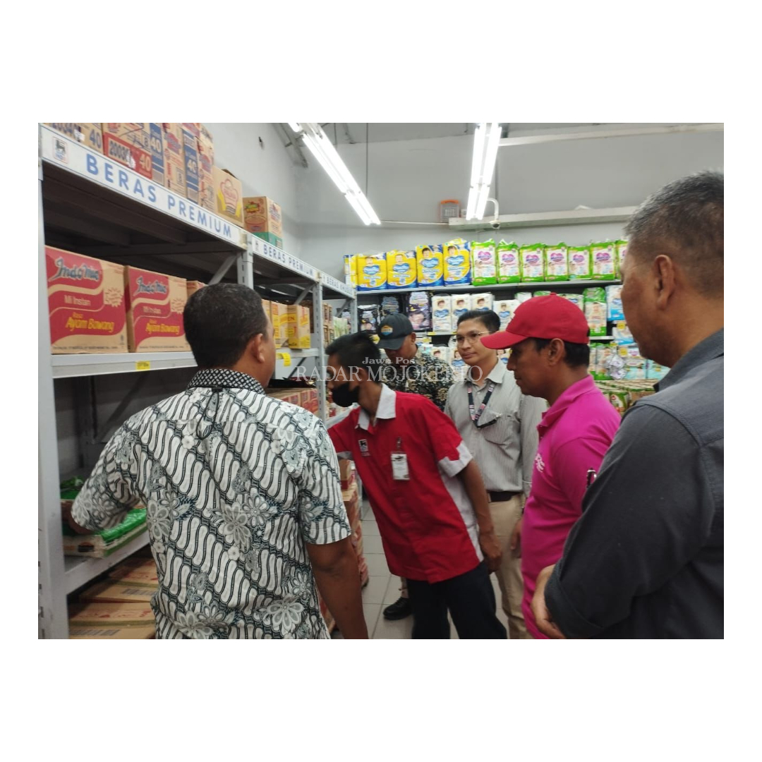 MELOMPONG: Tim satgas pangan Polres Mojokerto Kota mengecek ketersediaan beras di Supermarket Superindo Kota Mojokerto, kemarin.