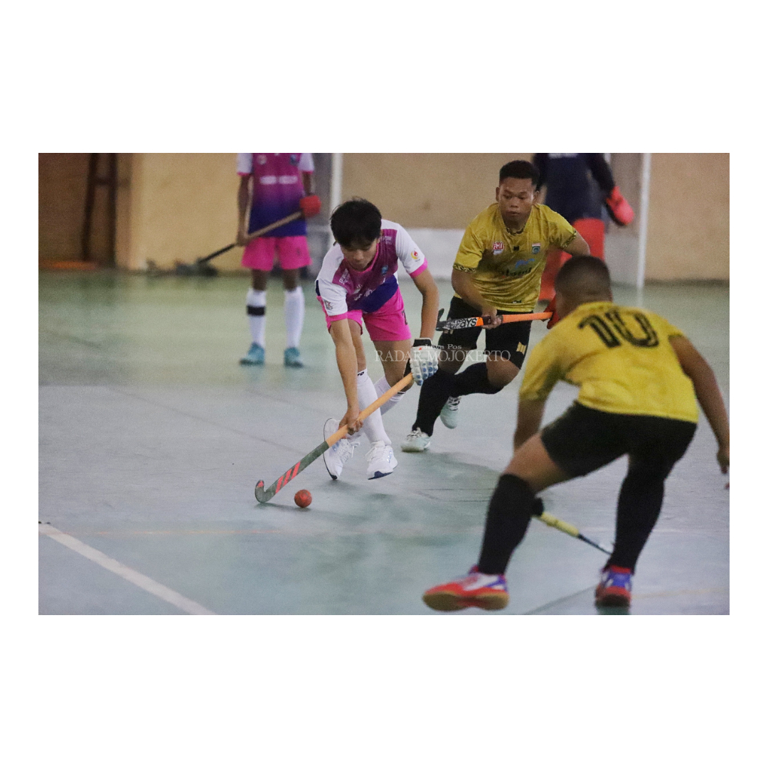 OPTIMISTIS: Pertandingan Porprov VIII Jatim 2023 cabor hoki indoor di GOR Gajah Mada, Mojosari, Kabupaten Mojokerto, tahun lalu.