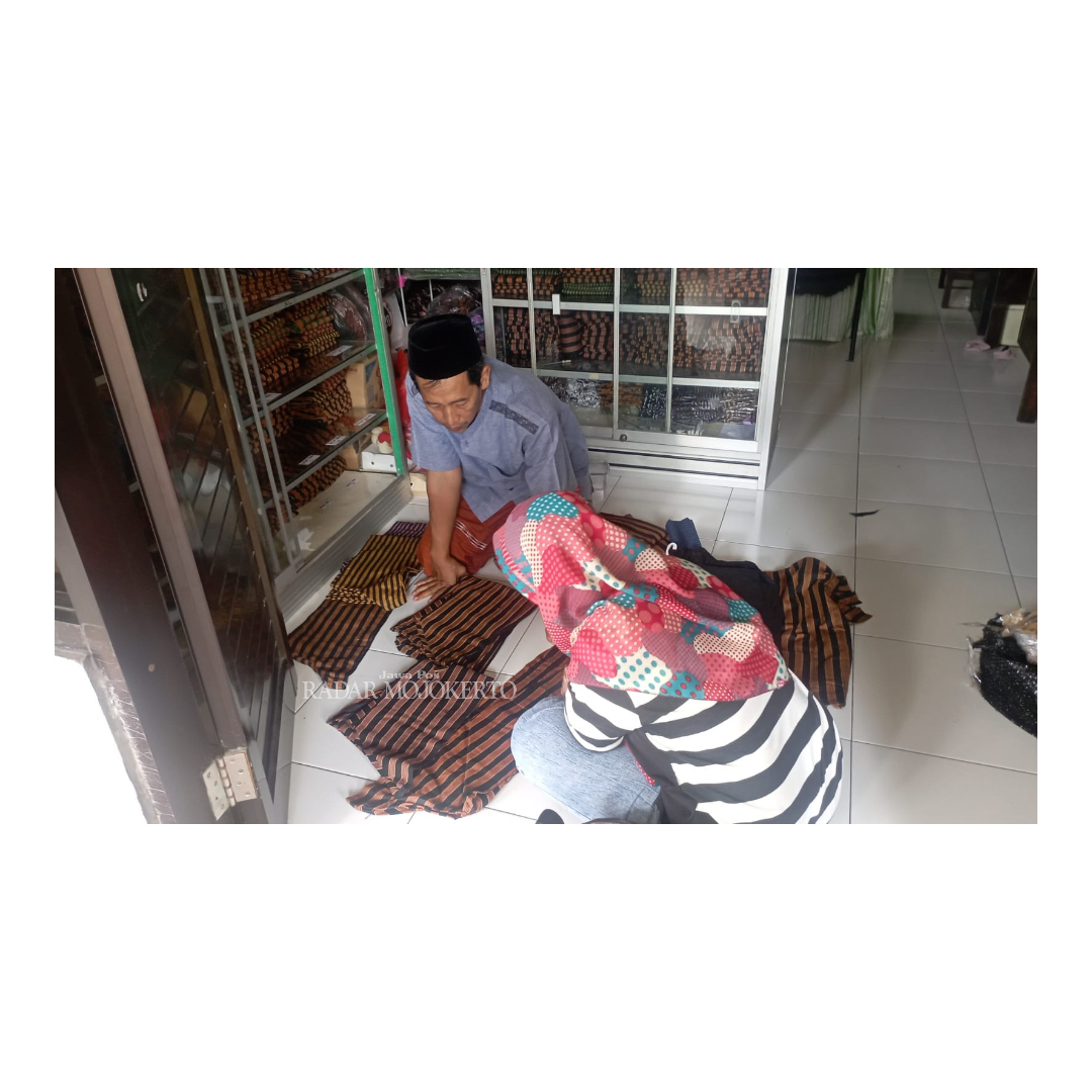 LARIS: Haris menunjukkan kain lurik yang banyak jadi incaran masyarakat.