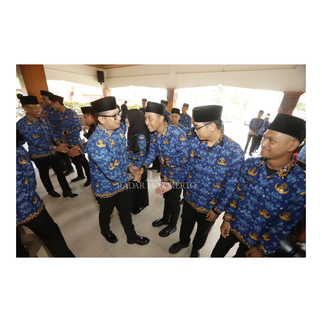 TENAGA BARU: Pj Wali Kota Mojokerto Moh. Ali Kuncoro memberi selamat kepada 22 pegawai negeri sipil (PNS) selepas pengembilan sumpah di Pendapa Sabha Mandala Tama, Balai Kota Mojokerto, Jumat (23/2).