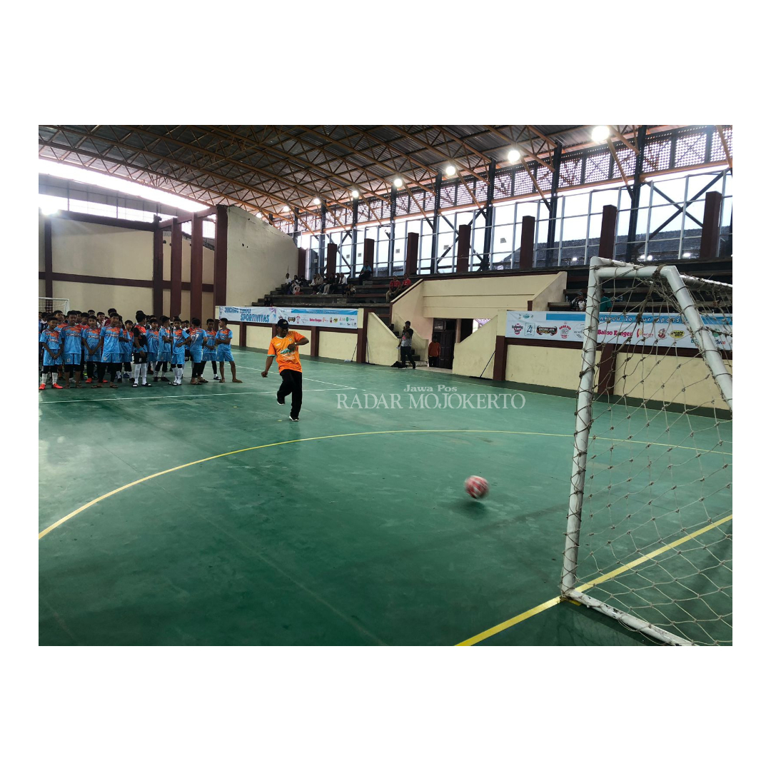 PEMBUKA: Ketua Yayasan Permata Mojokerto Makhfud Kurniawan Hidayat menendang bola pertama di hadapan ratusan peserta lomba futsal sebagai simbolis dimulainya Permata Cup 2024, di GOR Majapahit, Jumat