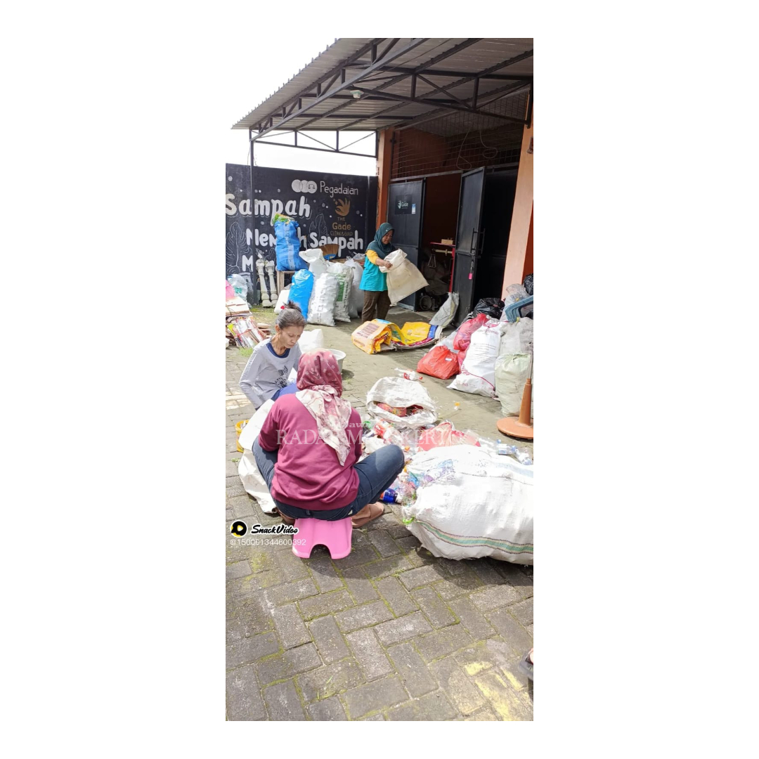 AKTIF: Masyarakat Desa Sumbergirang memilah sampah untuk dijadikan kerajinan daur ulang. Bank sampah di desa tersebut menjadi salah satu solusi peningkatan ekonomi warga.