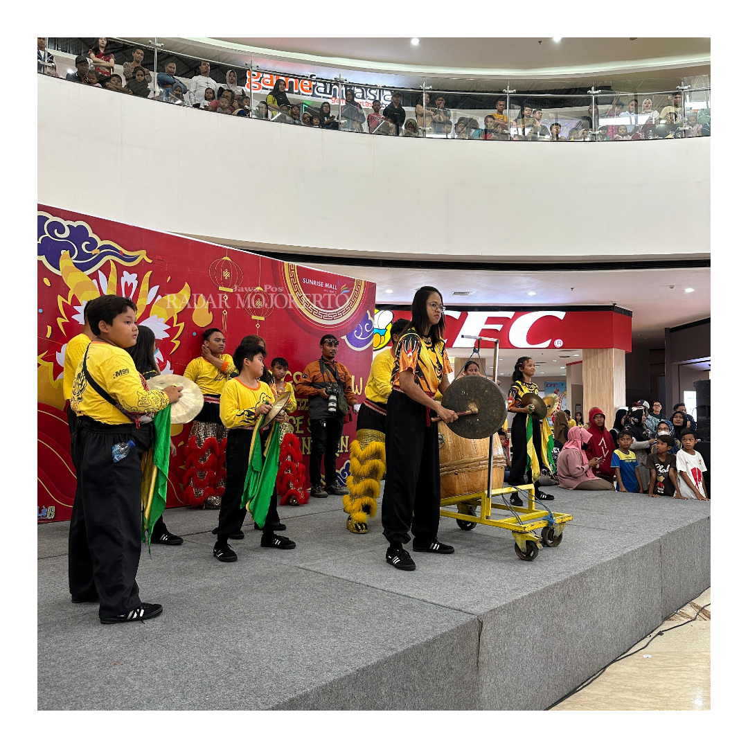 MUSIKALISASI: Generasi muda Tionghoa (Young Lion) sangat piawai dalam memainkan alat-alat musik.