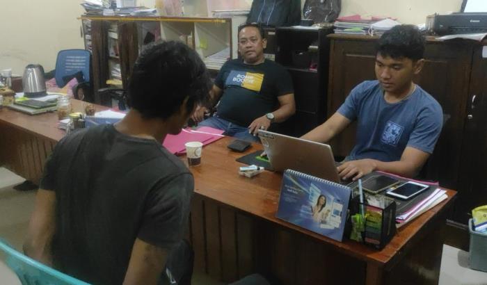 DIDALAMI: T, 32, kakak ipar korban diperiksa penyidik Unit Perlindungan Perempuan dan Anak (PPA) usai ditangkap di kawasan Jogoroto, Jombang, Jumat (23/2) malam. (foto: Farisma Romawan)