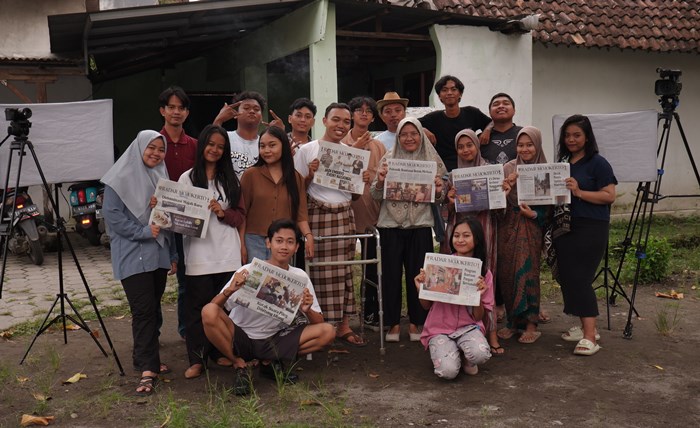 BERMAKNA: Kru short movie JPRM setelah menyelesaikan sesi produksi di Dusun Bokong Duwur, Desa Klantingsari, Kecamatan Tarik, Kabupaten Sidoarjo. (foto: Misbakhul Ulum for Radar Mojokerto)