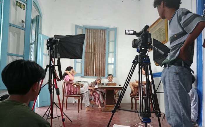 PROSES PRODUKSI: Take short movie berjudul Mbalik di sebuah rumah kuno di Lingkungan Kedungkwali, Kelurahan Miji, Kecamatan Kranggan, Kota Mojokerto. (foto: Zukria Amelia for Radar Mojokerto)