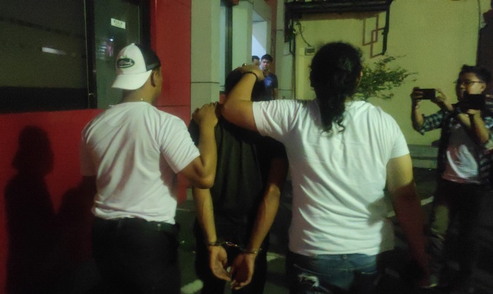 TAK BERKUTIK: Salah satu terduga pelaku asusila anak tiri di Jetis digelandang ke Satreskrim Polres Mojokerto Kota, Jumat (23/2) malam. (foto: Farisma Romawan)