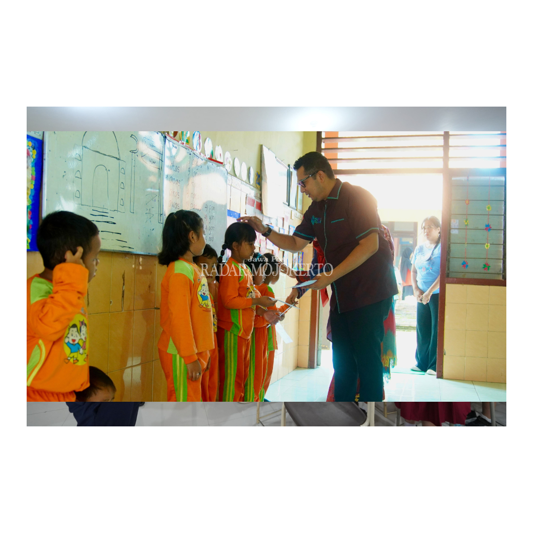 AKRAB: Pj Wali Kota Mojokerto Moh. Ali Kuncoro bersama anak-anak SD saat sosialisasikan stop kekerasan dan bullying di sekolah.