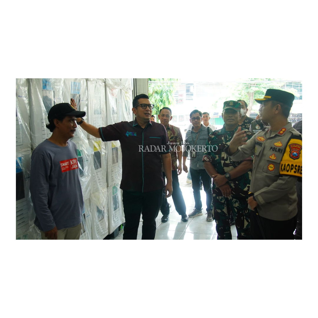 LENGKAP: Pj Wali Kota Moh. Ali Kuncoro bersama Kapolres Mojokerto Kota AKBP Daniel S. Marunduri didampingi Ketua KPU Saiful Amin meninjau gudang logistik pemilu di Jalan Mojopahit, Sabtu (24/2/2024).